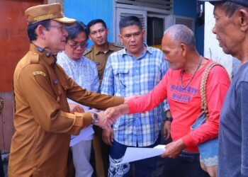 Wali Kota Payakumbuh Zulmaeta Salurkan Bantuan Korban Kebakaran di Kelurahan Nunang Daya Bangun