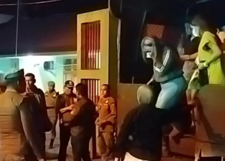 Petugas mengamankan sejumlah wanita di tempat hiburan di Padang. (foto: Instagram/Satpol PP Kota Padang).