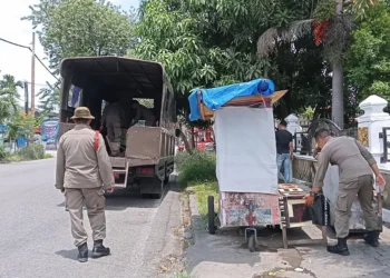 Lapak PKL di Padang Diangkut Petugas, Dinilai Ganggu Ketertiban dan Ketentraman