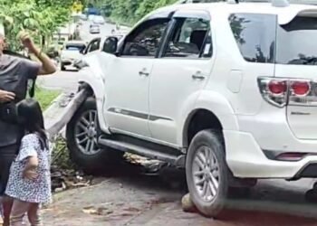 Mobil Alami Kecelakaan Tunggal di Sitinjau Lauik