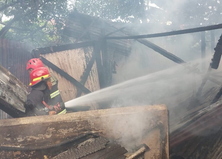 Rumah kebakaran di Kota Padang pada Rabu (2/4).