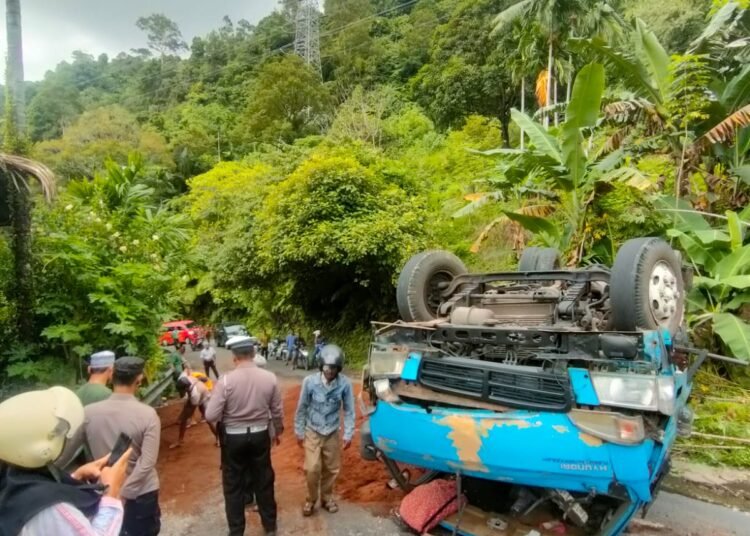 Satu unit truk pengangkut serbuk kayu terbalik di pendakian di kawasan Sungai Pisang, Kecamatan Bungus Teluk Kabung, Kota Padang, pada Rabu (9/4) sekitar pukul 15.45 WIB.