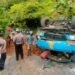 Truk Pengangkut Serbuk Kayu Terbalik di Pendakian di Padang