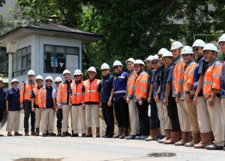 Direksi PT Semen Padang mengunjungi berbagai unit kerja di lingkungan perusahaan untuk menjalin silaturahmi dengan karyawan. (foto: Humas PT Semen Padang).