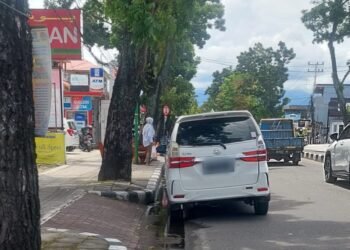 Mobil Parkir Pinggir Jalan Depan Swalayan Budiman Sawahan Padang Akan Ditindak