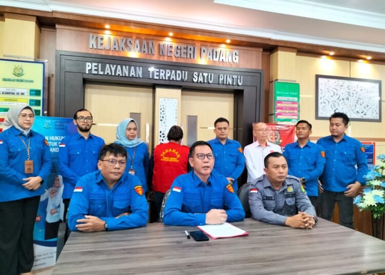 Kepala Kejari Padang, Aliansyah, menggelar jumpa pers di Kantor Kejari Padang, Kamis (10/4), tentang penetapkan korupsi penyalahgunaan pemberian fasilitas KUR pada salah satu bank BUMN di Padang. Foto: Jefrimon