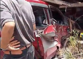 Video: Mobil Ditabrak Kereta Api hingga Ringsek di Padang Pariaman