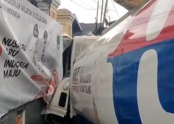 Hilang Kendali, Truk Tangki Tabrak Rumah Warga di Kabupaten Solok