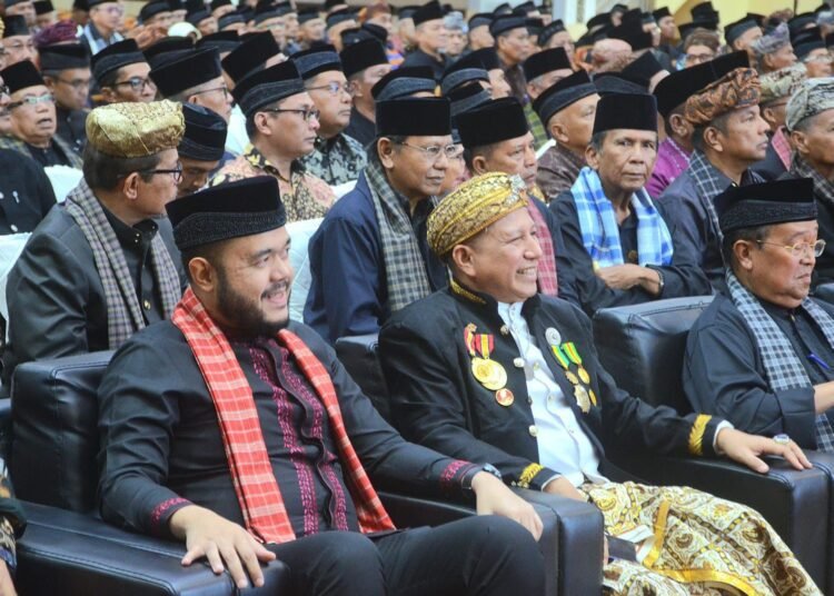 Wali Kota Padang, Fadly Amran, menghadiri acara silaturahmi niniak mamak se-Sumatera Barat di Auditorium Universitas Negeri Padang pada Minggu (13/4). Foto: Pemko Padang