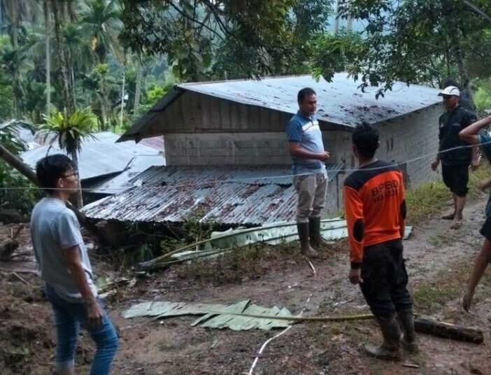 Tangkap layar video rumah warga dihantam longsor di Kabupaten Solok.