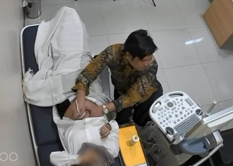 Tangkap layar video dokter diduga melecehkan pasien saat pemeriksaan kandungan.