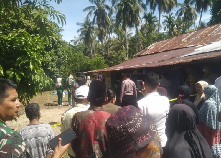 Warga memadati lokasi ekshumasi jenazah bayi hasil hubungan gelap di Padang Pariaman. (foto: Rehasa/Kabarminang.com).