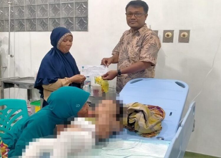 Balita di Kota Pariaman mengalami luka bakar serius usai lampu togok di rumah neneknya jatuh dan menyambar dirinya. (foto: Dok. Rehasa/Sumbarkita.id).