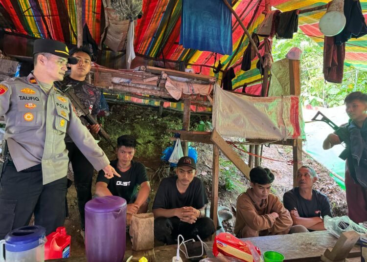 Pekerja tambang emas ilegal di Solok Selatan diamankan polisi. (foto: Dok. Polres Solok Selatan).