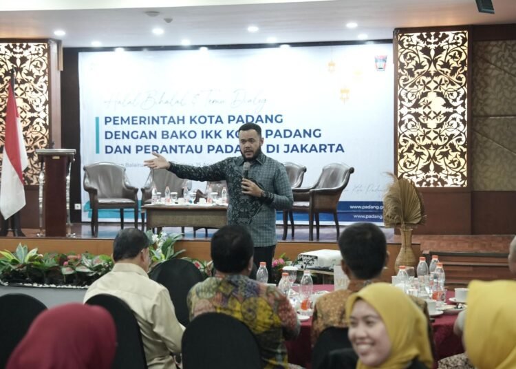 Wali Kota Padang, Fadly Amran, menyampaikan beberapa program unggulan kepada perantau dalam silaturahmi dan halalbihalal Pemko Padang bersama Badan Koordinasi Ikatan Keluarga Padang dan perantau di Hotel Balairung Jakarta, Selasa (15/4). Foto: Pemko Padang