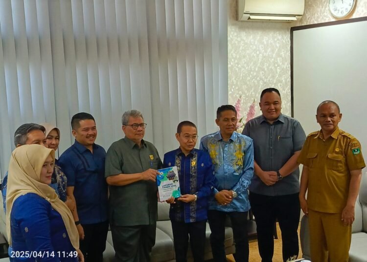 Ketua DPRD Sumbar, Muhidi, menerima laporan hasil monitoring dan keterbukaan informasi publik tahun 2024 di ruang kerja Ketua DPRD Sumbar pada Senin (14/4). Foto: DPRD Sumbar