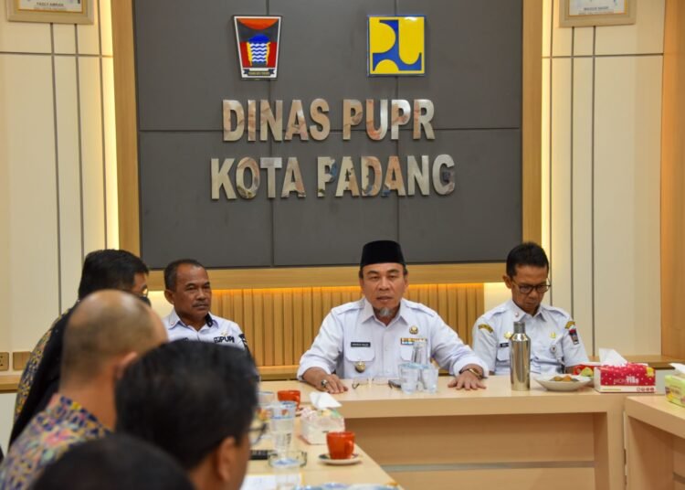 Wakil Wali Kota Padang, Maigus Nasir, memimpin pertemuan strategis bersama sejumlah instansi vertikal dan provinsi di Aula Kantor Dinas PUPR Kota Padang, Rabu (16/4). Foto: Pemko Padang