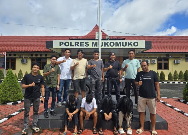 Empat remaja perempuan yang sebelumnya dilaporkan hilang sejak Senin (14/4) ditemukan di Mukomuko, Bengkulu, pada Selasa (15/4). Foto: Polres Padang Pariaman