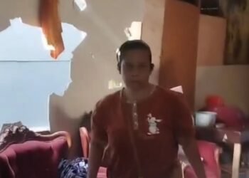 Video: Emak-emak Ngamuk Hancurkan Rumah Pakai Linggis di Padang