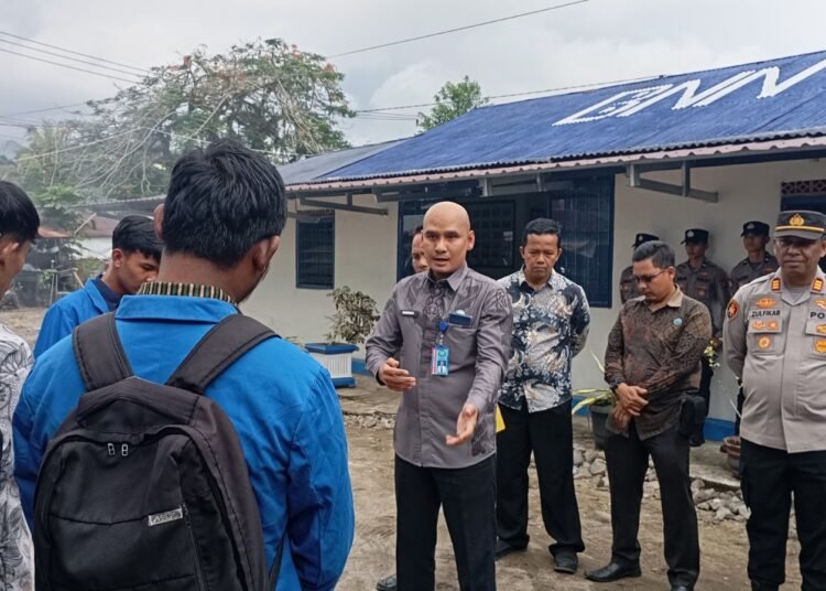 Sejumlah mahasiswa melakukan demo dihalaman kantor BNNK Pasaman Barat pada Kamis (17/4) sore. (foto: Irfan/Kabarminang.com).