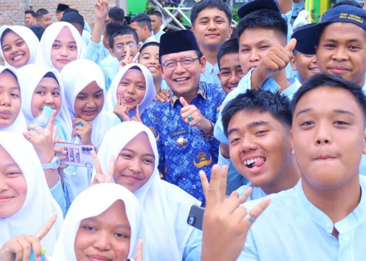 Wali Kota Payakumbuh, Zulmaeta bersama para siswa saat halal bihalal di SMPN 1 Payakumbuh. (foto: Diskominfo Payakumbuh).