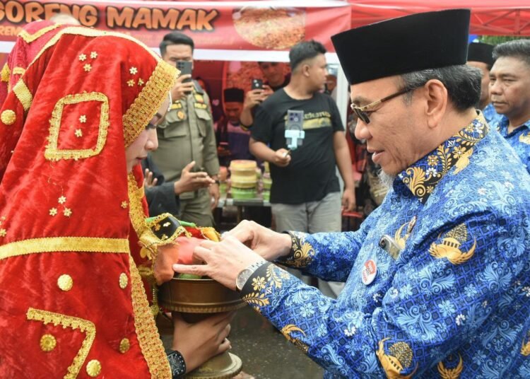 Wakil Wali Kota Padang, Maigus Nasir membuka event “Koto Tangah Baralek Gadang” di Pasar Lubuk Buaya, Kecamatan Koto Tangah, Kamis (17/4). (foto: Diskominfo Padang).