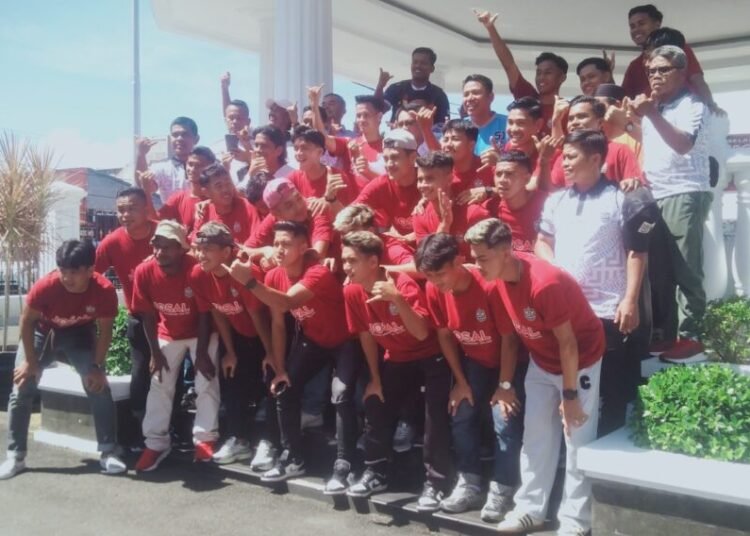 Pelepasan tim Josan FC oleh Bupati Padang Pariaman, John Kenedy Azis. (foto: Ist).