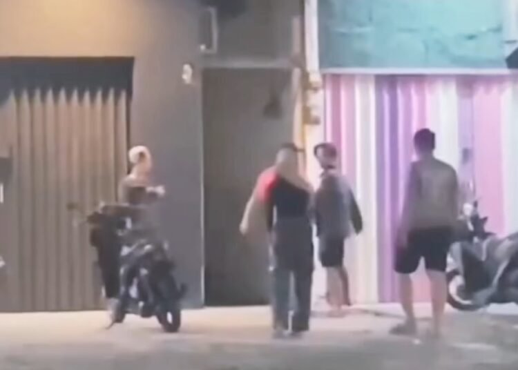 Tangkapan layar video sejumlah laki-laki dan satu perempuan terlibat cekcok di pinggir jalan dekat sebuah ruko di kawasan Simpang Haru, Kecamatan Padang Timur, Kota Padang, Kamis (16/4) malam. IST