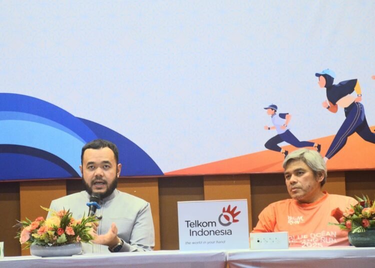 Wali Kota Padang, Fadly Amran, mengapresiasi pelaksanaan rangkaian lomba lari Blue Ocean Minang Run (BOM) Run 2025 dalam konferensi pers di Bagindo Aziz Chan Youth Center, Jumat (18/4). Foto: Pemko Padang