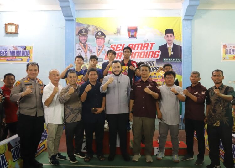 Wali Kota Padang, Fadly Amran, berfoto bersama pemenang dan panitia Turnamen Bulu Tangkis se-Kota Padang yang digelar di Hall PB Datuk Belimbing, Jumat (18/4/2025). Foto: Pemko Padang