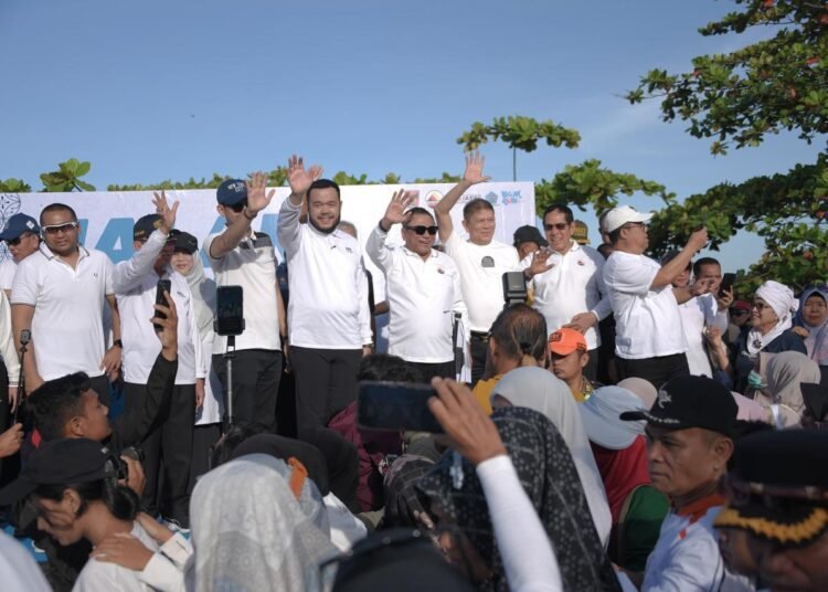 Wali Kota Padang saat kegiatan Fun Walk di Pantai Purus. (Foto: Diskominfo Padang).