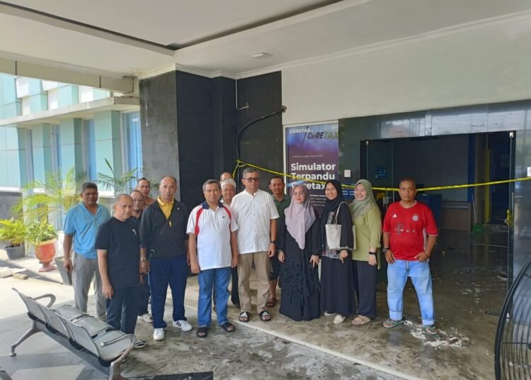 Tim Kanwil DJP Sumatera Barat dan Jambi meninjau salah satu ruangan KPP Pratama Padang Satu yang terbakar pada Minggu (20/4).