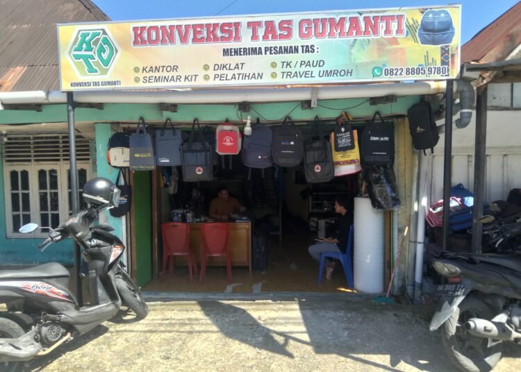 Konsumen memesan tas di Konfeksi Putra Gumanti, Jalan Dr. Moh. Hatta Nomor 43, Kelurahan Pasar Ambacang, Kecamatan Kuranji, Kota Padang, Jumat (18/4). Foto: Hamdan Nabil/Kabarminang