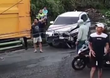 Video: Mobil Tabrak Tiang hingga Ringsek di Tanah Datar