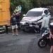 Video: Mobil Tabrak Tiang hingga Ringsek di Tanah Datar