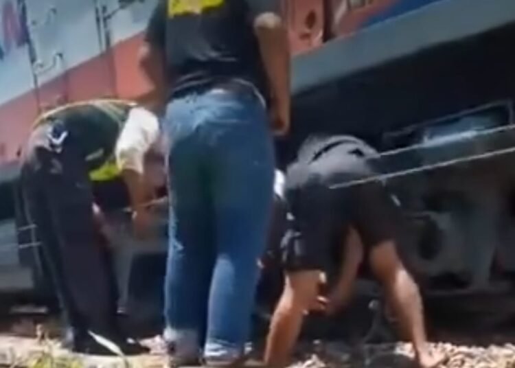 Tangkap layar video kecelakaan kereta api dan motor di Pariaman.