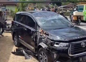Ditimpa Pohon Saat Melaju di Jalan Raya di Pesisir Selatan, Sebuah Mobil Remuk