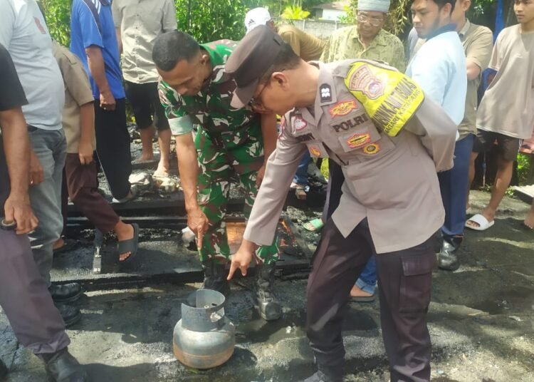 Personel Polsek Batang Anai melakukan olah tempat kejadian perkara kebakaran di Jorong Kampung Tangah, Korong Talao Mundam, Nagari Katapiang, Kecamatan Batang Anai, Padang Pariaman, Kamis (24/4). Foto: Polsek Batang Anai