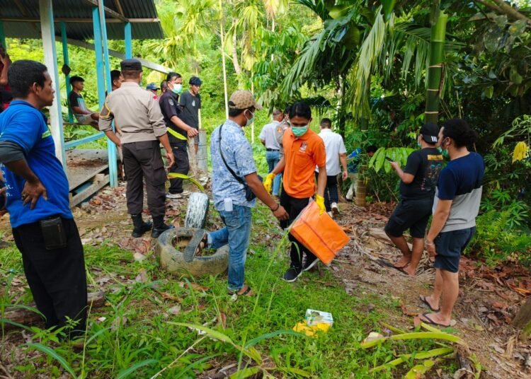 Polisi melakukan olah tempat kejadian perkara di tempat penemuan kerangka manusia di kebun milik warga di Belakang kantor DPRD Kota Solok, Kelurahan Laing, Kecamatan Tanjung Harapan, pada Kamis (24/4) sore. Foto: Polres Solok Kota