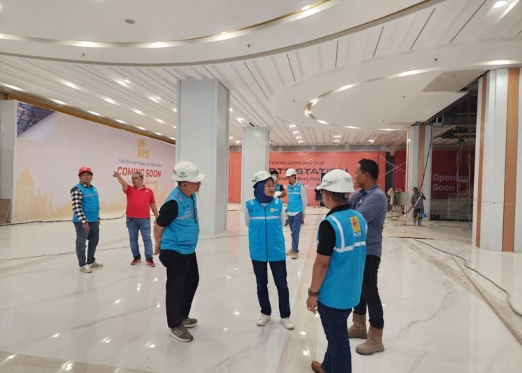 Manager UP3 Padang, Dian Widiana Kuswara, mengunjungi lokasi proyek pembangunan Basko City Mall di Jalan By Pass Kuranji, Kota Padang, Rabu (23/4). Foto: PLN Sumbar