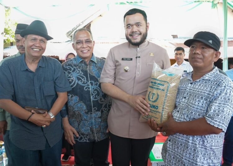 Wali Kota Padang, Fadly Amran menyerahkan secara simbolis benih unggul dari PT Semen Padang kepada kelompok tani. (foto: Humas PT Semen Padang).