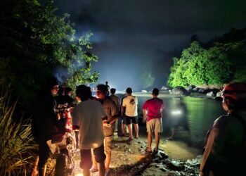 7 Orang Terjebak Debit Air Sungai Tinggi di Padang