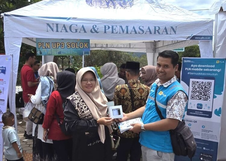PLN ULP Kayu Aro membagikan paket makanan gratis kepada peserta “Solok Maimbau 2025” di Lapangan Kantor Bupati Solok Arosuka pada Senin (28/4). Foto: PLN