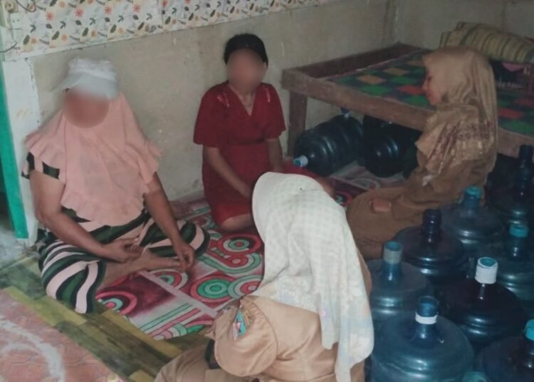 Korban Mawar (baju merah) dan Ibunya S dikunjungi petugas Dinas Sosial Dharmasraya dan Wali Nagari Timpeh pada Senin (28/4). Foto: Guspira