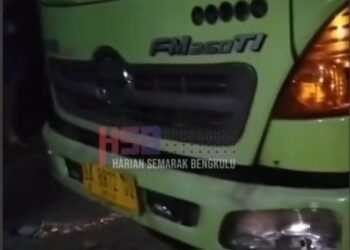 Diduga Tabrak Lari, Truk Perusahaan Asal Padang Diamuk Massa di Bengkulu