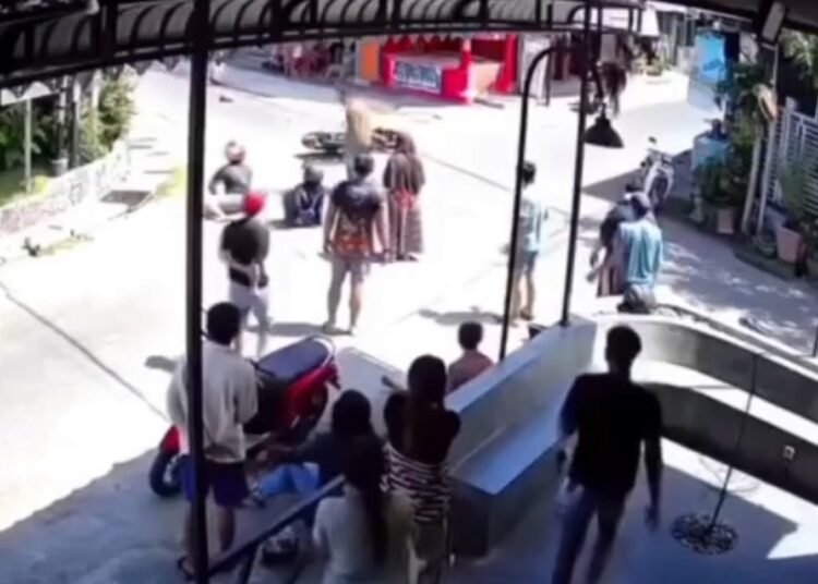 Tangkap layar video detik-detik dua kecelakan terjadi di satu lokasi.