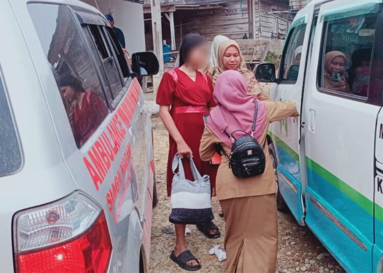 Korban (Baju Merah) saat dijemput oleh Unit Perlindungan Anak dan Perempuan Dinas Sosial Dharmasraya pada Senin (28/4/2025). (foto: Guspira/Kabarminang.com).