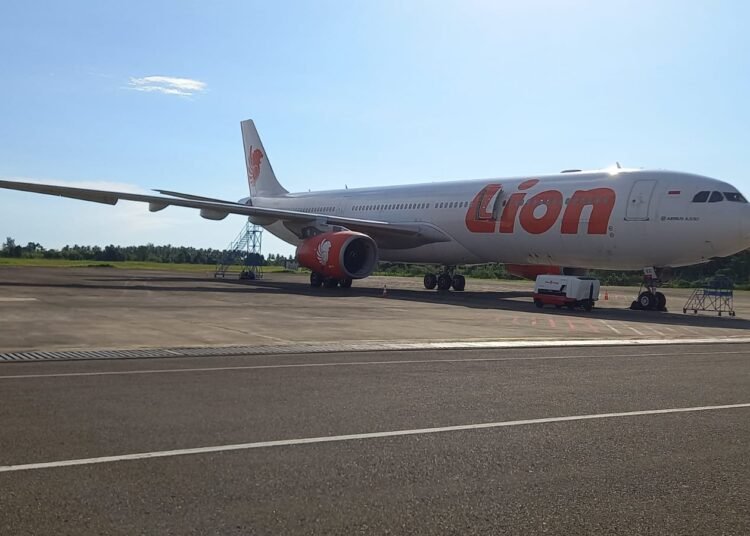 Pesawat Lion Air jenis Airbus 330 sudah berada di BIM, Padang Pariaman, Rabu (30/4). Foto: Kemenag Sumbar