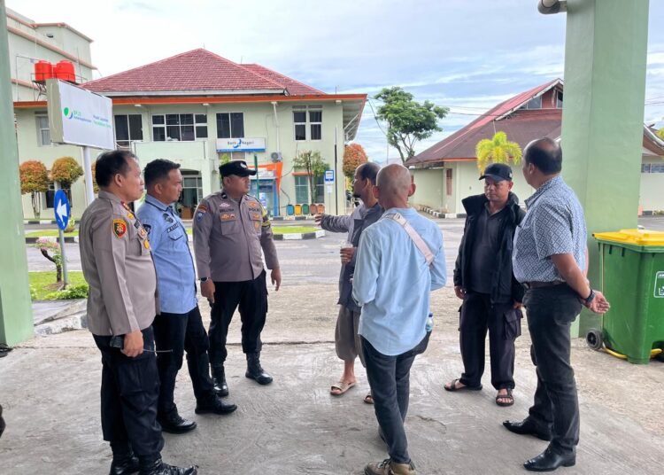 Jajaran Polsek Kuranji mendatangi garin masjid  korban pembacokan yang sedang dirawat di RSUD Padang