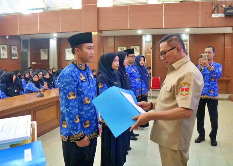 Wali Kota Bukittinggi menyerahkan sertifikat orientasi klasikal kepada 50 PPPK serta bantuan pendidikan kepada 46 ASN. (foto: Pemko Bukittinggi).
